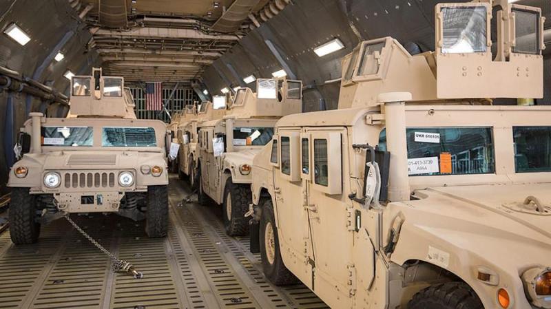 В Україну прибули 35 бойових машин Hummer зі США