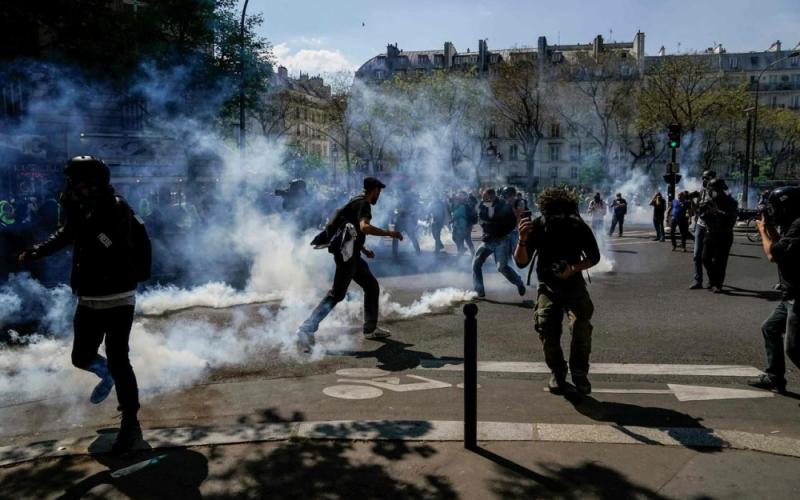 Протести у Парижі переросли у сутички, поліція застосувала сльозогінний газ
