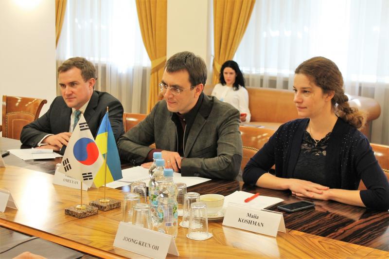 Володимир Омелян зустрівся із Надзвичайним та Повноважним Послом Республіки Корея в Україні Лі Янг-Гу Володимир Омелян зустрівся із Надзвичайним та Повноважним Послом Республіки Корея в Україні Лі Янг-Гу