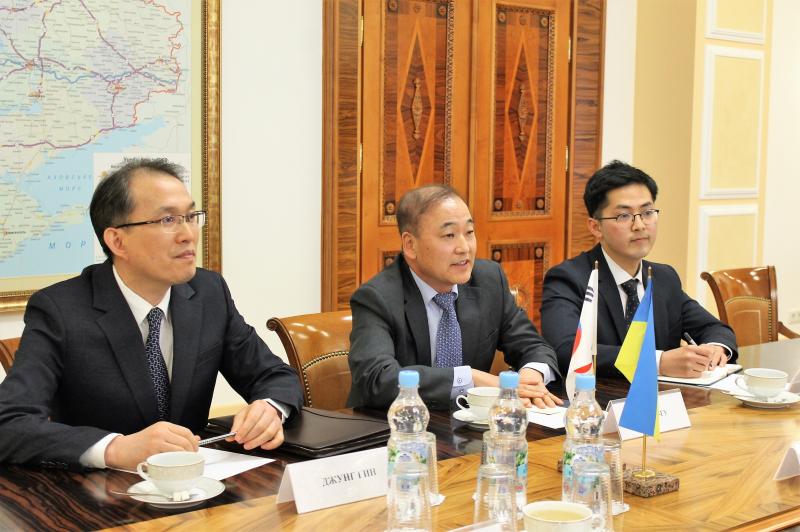 Володимир Омелян зустрівся із Надзвичайним та Повноважним Послом Республіки Корея в Україні Лі Янг-Гу
