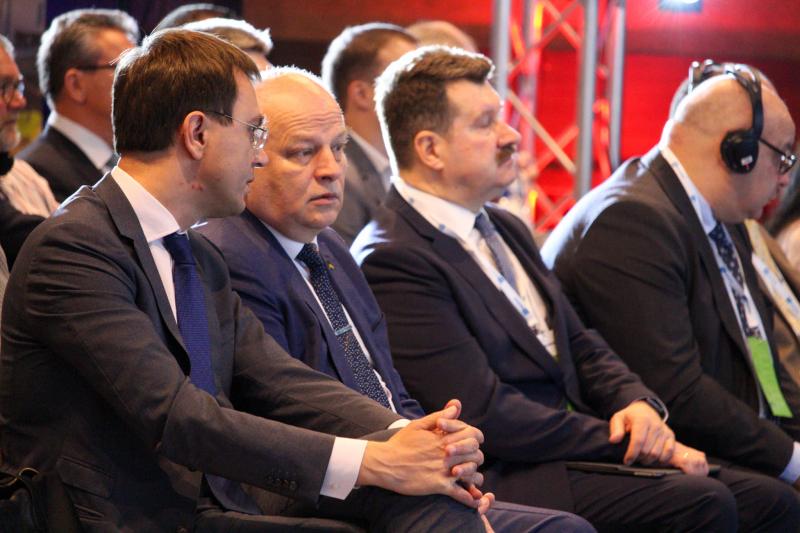 Міністр інфраструктури України Володимир Омелян взяв участь в урочистому відкритті VIII Міжнародної конференції «UkrCemFor 2019» Міністр інфраструктури України Володимир Омелян взяв участь в урочистому відкритті VIII Міжнародної конференції «UkrCemFor 2019»