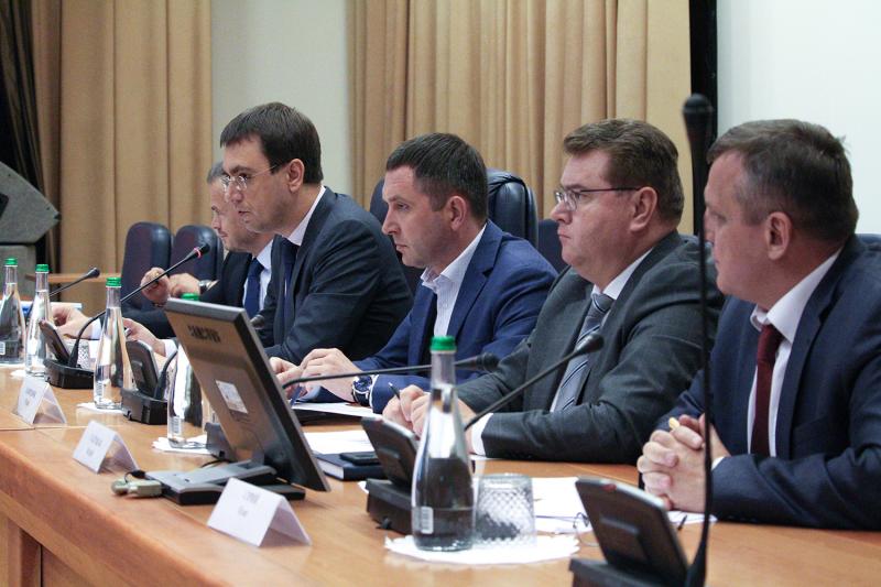 Володимир Омелян провів розширену нараду щодо відновлення українських автошляхів у поточному році Володимир Омелян провів розширену нараду щодо відновлення українських автошляхів у поточному році
