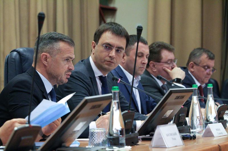 Володимир Омелян провів розширену нараду щодо відновлення українських автошляхів у поточному році Володимир Омелян провів розширену нараду щодо відновлення українських автошляхів у поточному році