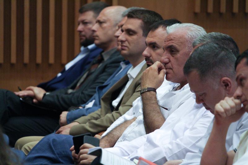 Володимир Омелян провів розширену нараду щодо відновлення українських автошляхів у поточному році Володимир Омелян провів розширену нараду щодо відновлення українських автошляхів у поточному році