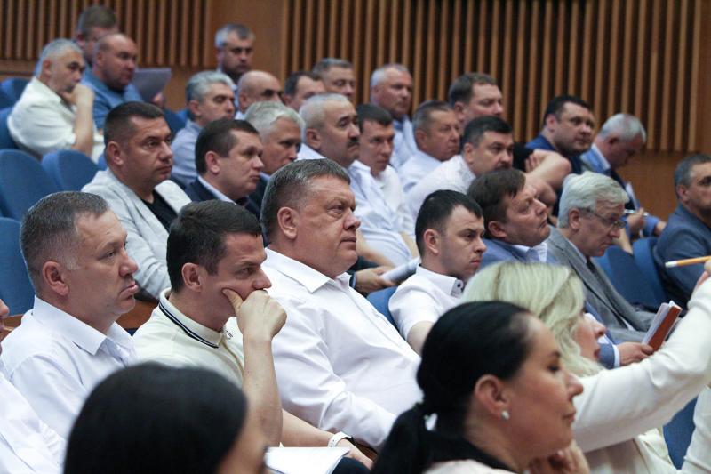 Володимир Омелян провів розширену нараду щодо відновлення українських автошляхів у поточному році Володимир Омелян провів розширену нараду щодо відновлення українських автошляхів у поточному році