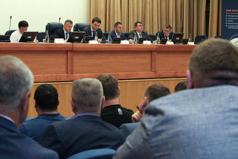 Володимир Омелян провів розширену нараду щодо відновлення українських автошляхів у поточному році Володимир Омелян провів розширену нараду щодо відновлення українських автошляхів у поточному році