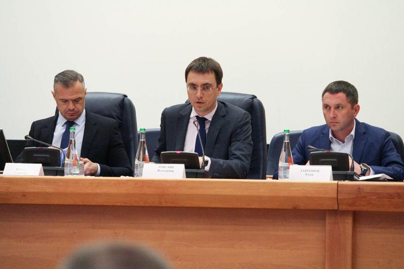 Володимир Омелян провів розширену нараду щодо відновлення українських автошляхів у поточному році Володимир Омелян провів розширену нараду щодо відновлення українських автошляхів у поточному році