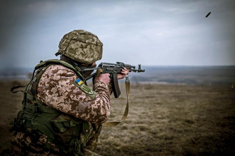 На Донбасі продовжуються бої, загинув один український воїн, – штаб