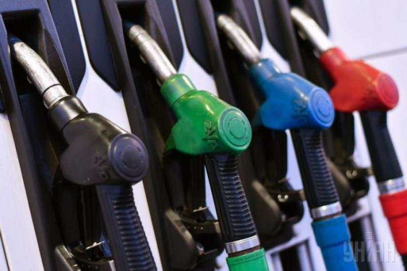 Налітай: другий день поспіль найбільші мережі АЗС України знижують ціни на бензин
