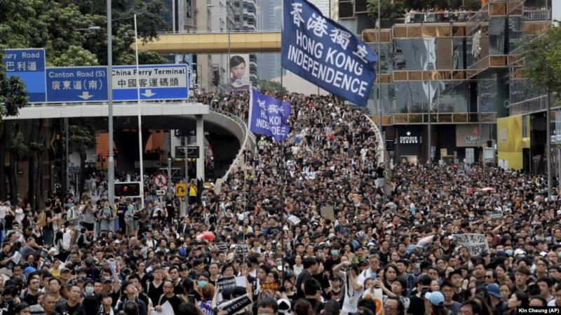 У Гонконгу поліція розігнала мітингувальників сльозогінним газом і гумовими кулями