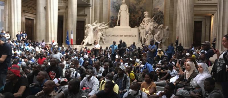 Сотні нелегальних мігрантів штурмували паризький Пантеон