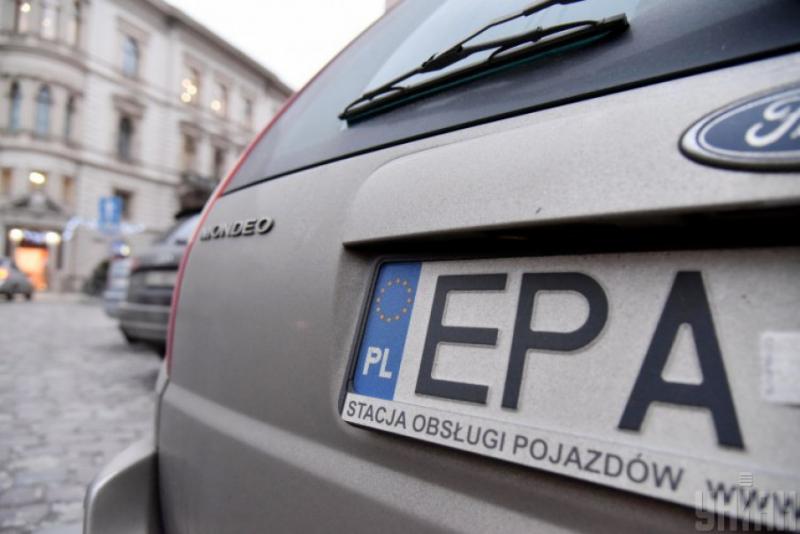 Поліція зможе штрафувати власників «євроблях» на місці зупинки авто