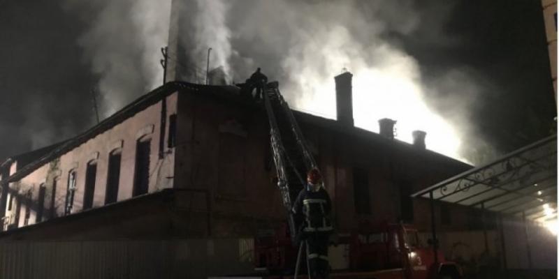 Масштабна пожежа у Чернівцях: горів цегельний завод. Відео