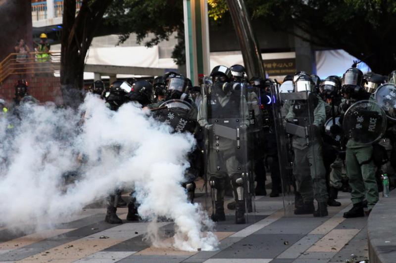 Протести у Гонконгу: Поліція застосувала сльозогінний газ