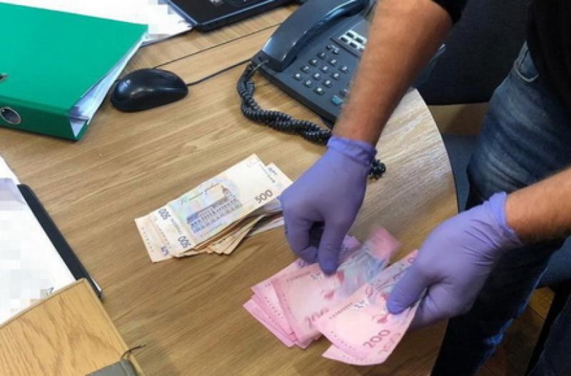 Результат пошуку зображень за запитом "Вимагаючи хабар, чиновник перекрив газ цілій вулиці"