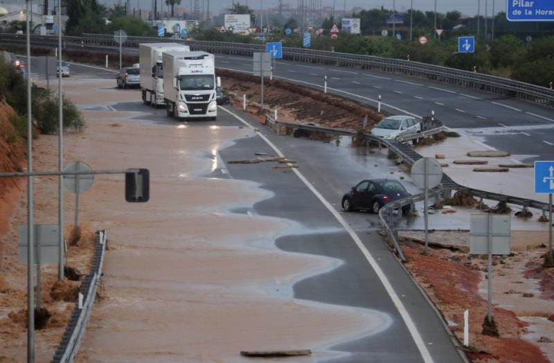 Іспанія: сильні дощі призвели до загибелі 3 осіб і закриття аеропортів