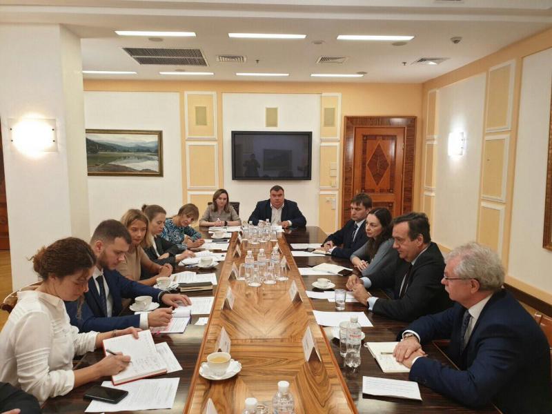 Владислав Криклій провів зустріч із Головою представництва Європейського інвестиційного банку в Україні Жан-Еріком де Загоном Владислав Криклій провів зустріч із Головою представництва Європейського інвестиційного банку в Україні Жан-Еріком де Загоном