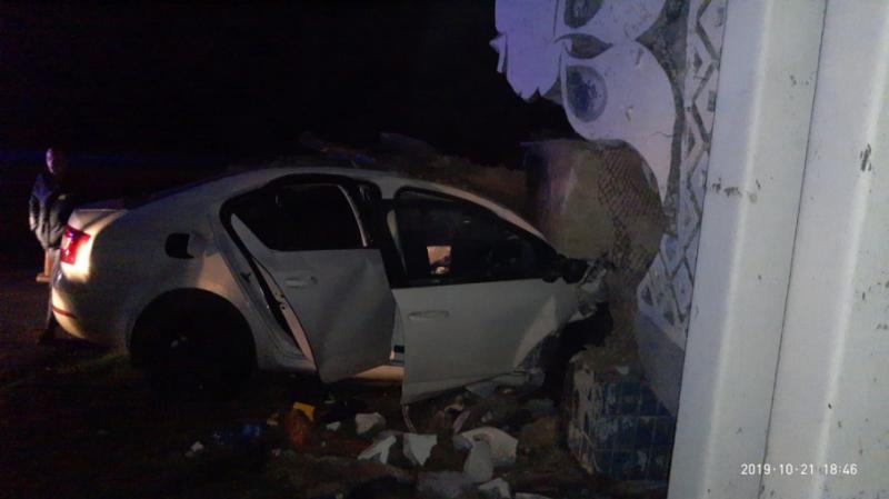 ДТП на трасі Дніпро-Запоріжжя: водій врізався в плиту і загинув під завалами