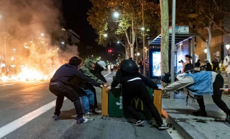 Протести в Барселоні: активісти перекрили вулиці і підпалюють сміття