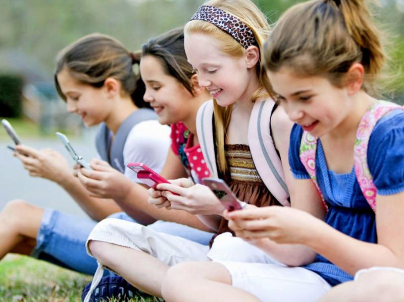 У провінції Канади школярам заборонили користуватися телефонами