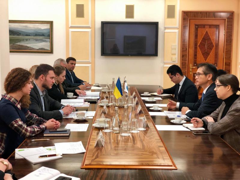 Владислав Криклій провів зустріч із Надзвичайним і Повноважним Послом Республіки Корея в Україні паном Кі-чанг Квон Владислав Криклій провів зустріч із Надзвичайним і Повноважним Послом Республіки Корея в Україні паном Кі-чанг Квон