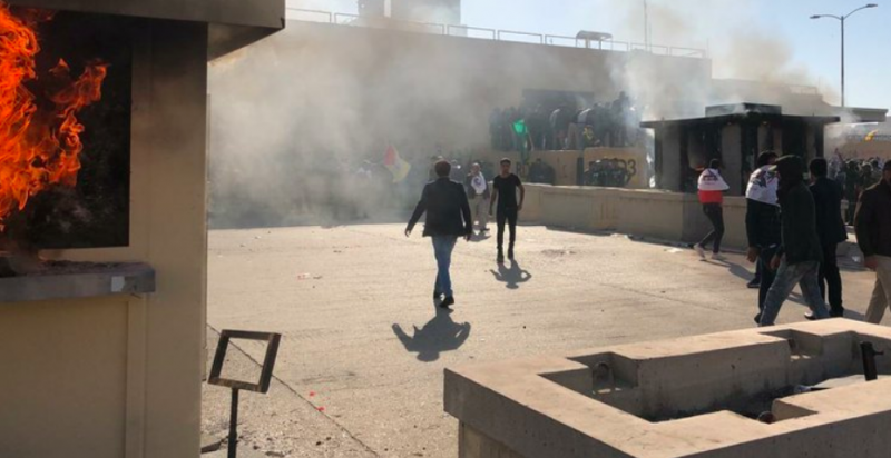 Розлючені протестувальники підпалили і штурмували посольство США в Іраку