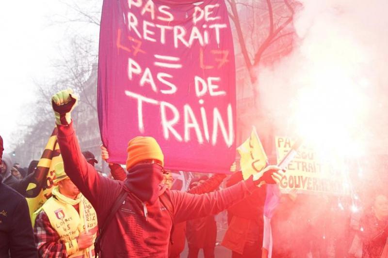 Поліція Парижа застосувала сльозогінний газ до противників пенсійної реформи
