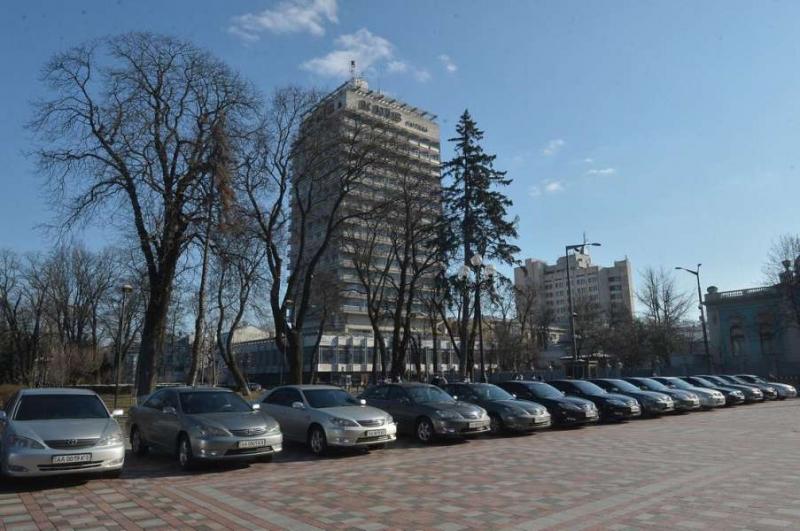 Верховна Рада України передає медикам Києва ще 25 автомобілів