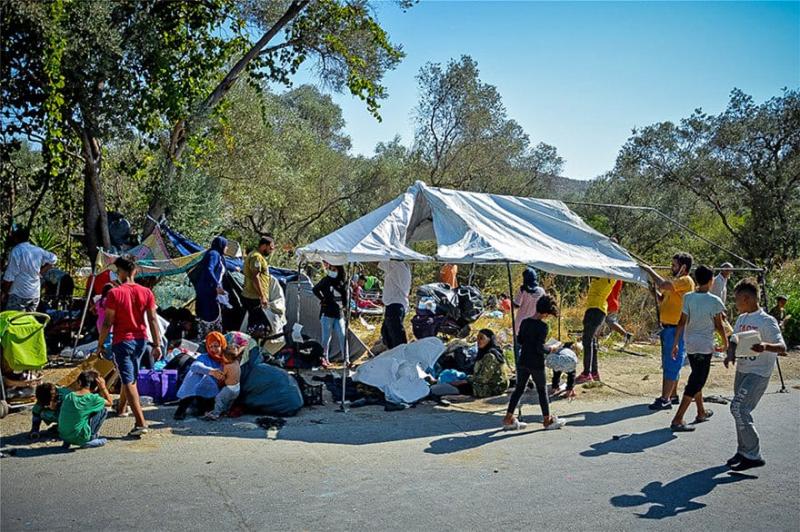 Пожежа у таборі мігрантів: місцеві мешканці блокують встановлення тимчасових наметів 
