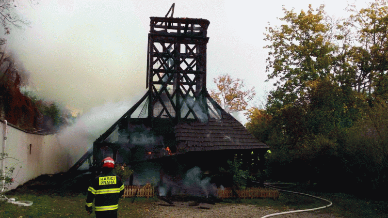 У Празі під час пожежі майже повністю згоріла дерев’яна церква з України