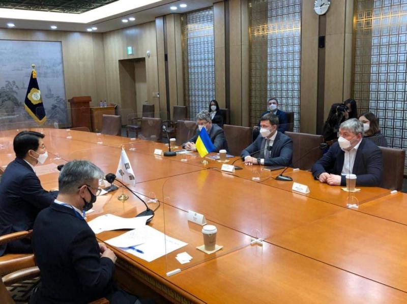 Дмитро Абрамович провів переговори з депутатами 21-ї Національної Асамблеї Республіки Корея Чхо Ин Чхон та Чхо Чон Сі Дмитро Абрамович провів переговори з депутатами 21-ї Національної Асамблеї Республіки Корея Чхо Ин Чхон та Чхо Чон Сі