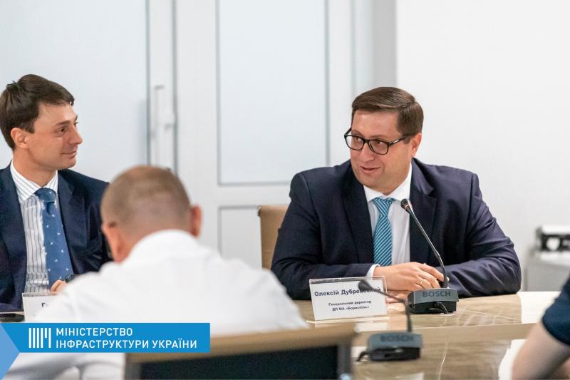 Міністр інфраструктури Олександр Кубраков представив команді аеропорту «Бориспіль» нового генерального директора Міністр інфраструктури Олександр Кубраков представив команді аеропорту «Бориспіль» нового генерального директора