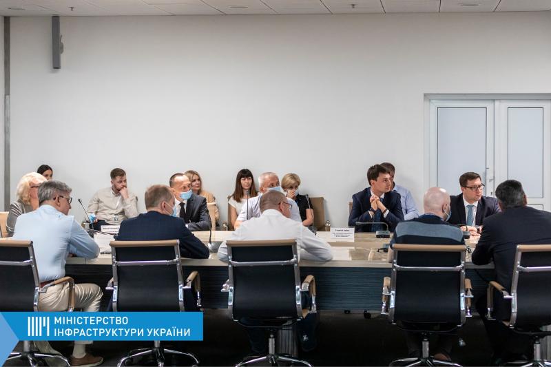 Міністр інфраструктури Олександр Кубраков представив команді аеропорту «Бориспіль» нового генерального директора Міністр інфраструктури Олександр Кубраков представив команді аеропорту «Бориспіль» нового генерального директора