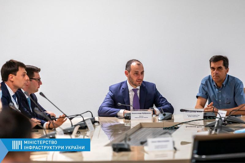 Міністр інфраструктури Олександр Кубраков представив команді аеропорту «Бориспіль» нового генерального директора Міністр інфраструктури Олександр Кубраков представив команді аеропорту «Бориспіль» нового генерального директора