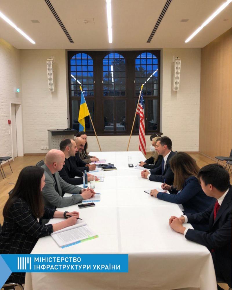 Україна та США підписали Меморандум про транспортне співробітництво Україна та США підписали Меморандум про транспортне співробітництво
