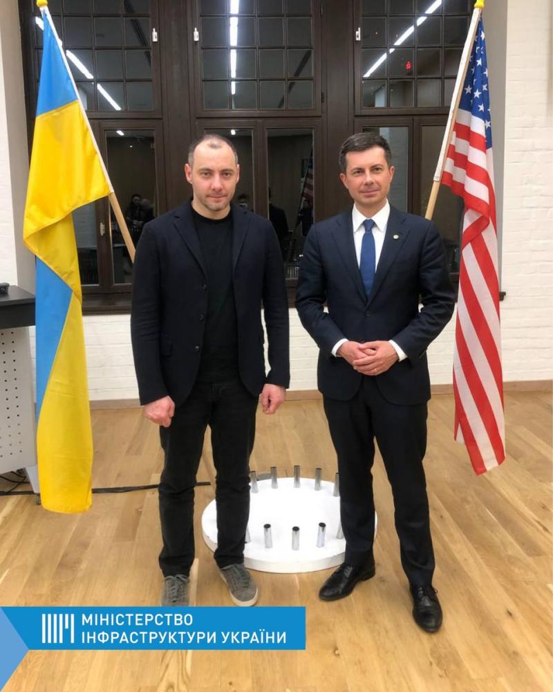 Україна та США підписали Меморандум про транспортне співробітництво Україна та США підписали Меморандум про транспортне співробітництво